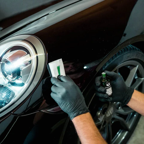 Auto Keramikversiegelung in Linz mit starkem Wasserabperl-Effekt und glatter Lackoberfläche